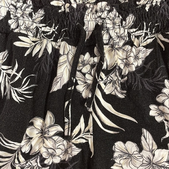 Black flowery shorts - Picture 2 of 3